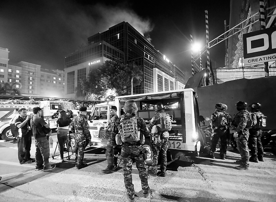 袭击发生后，菲律宾安全人员在酒店旁维持秩序。