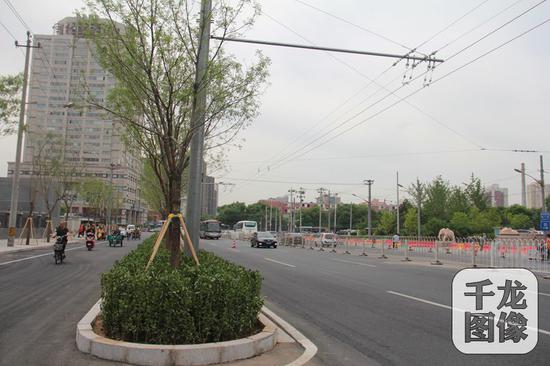 结合着背街小巷整治,今年三月份,西城区广外街道马连道北路的违法建设终于全部拆完。四月份,一条崭新的马连道北路开始迎来送往。图为崭新的马连道北路。受访对象供图
