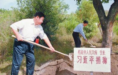 　　2001年10月，时任福建省省长习近平到长汀县调研水土流失治理工作，在河田世纪生态园为他捐种的香樟树培土浇水。（来源：《福建日报》）