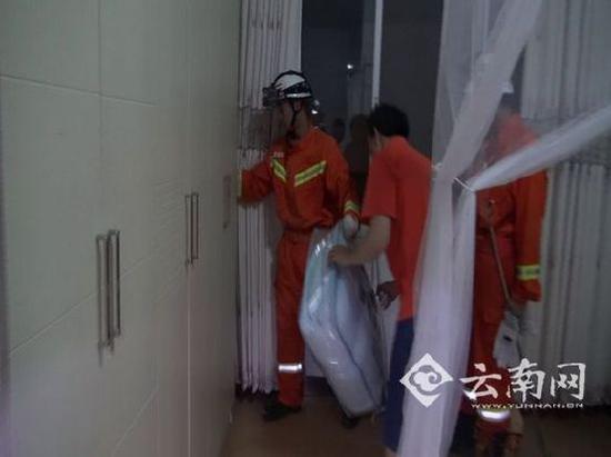 消防官兵进入居民家中捕蛇