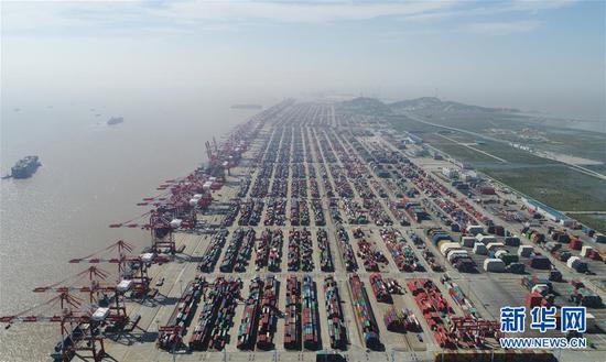 　这是航拍的上海洋山港集装箱码头（2017年4月23日摄） 图片来自新华网 