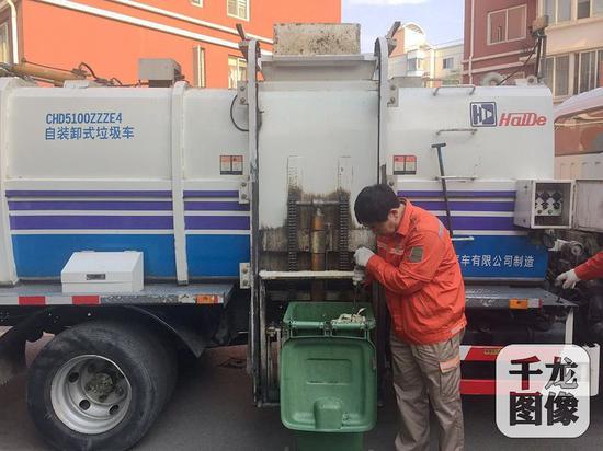 投运到厨余垃圾站的垃圾,将由海淀区环境卫生服务中心通过专业车辆直接上门收集。图为环卫五队工作人员在小区检查收运的厨余垃圾是否合规。千龙网记者 薄晨棣摄
