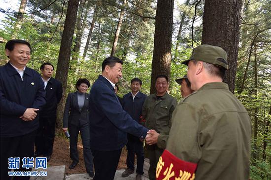 2016年5月23日至25日，中共中央总书记、国家主席、中央军委主席习近平在黑龙江考察调研。这是5月23日下午，习近平在上甘岭林业局溪水国家森林公园视察时，叮嘱林场工作人员一定要把森林资源保护好。&nbsp;新华社记者&nbsp;李涛摄&nbsp;