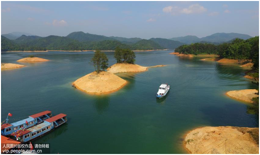 2017年5月20日，在江西省赣州市上犹县陡水湖景区，一艘游船行驶在碧波荡漾的湖面。近年来，上犹县开展库区综合治理行动，良好的生态环境，有力助推了生态旅游产业发展。（钟芳亿摄/人民图片）
