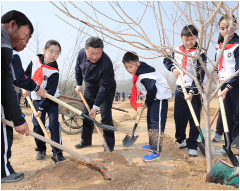 2017年3月29日，习近平总书记来到北京市朝阳区将台乡参加首都义务植树活动。新华社记者 鞠鹏摄
