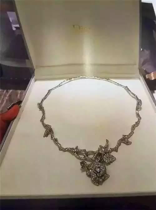 　　Dior的珠寶，看着都好貴……