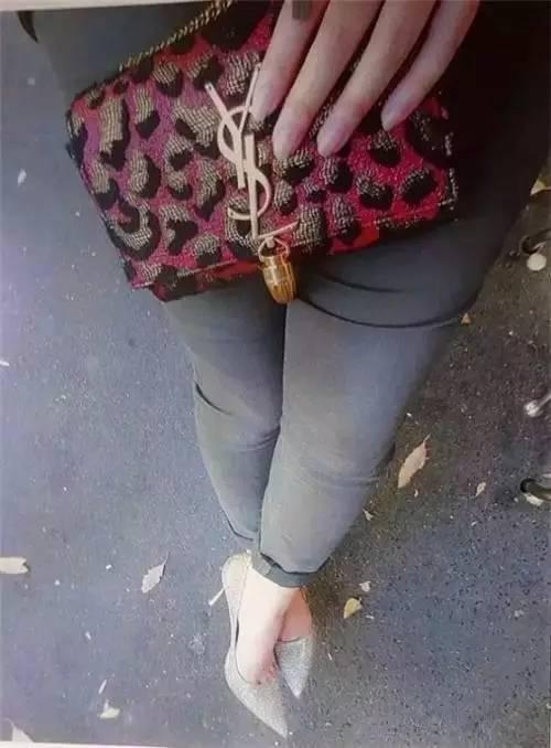 　　Christian在Facebook上曬自己的YSL手包和SW的鞋子，過度得曝光加重了銀行對她的監控。
