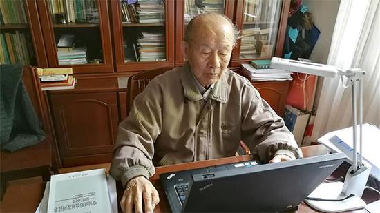 2017年5月2日，崔崑院士在位于武汉的家中使用电脑修订专著。（图片来源：新华网）