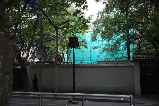 从巨鹿路由南向北观察涉事建筑,这一角度已被绿色纱网全部阻挡。