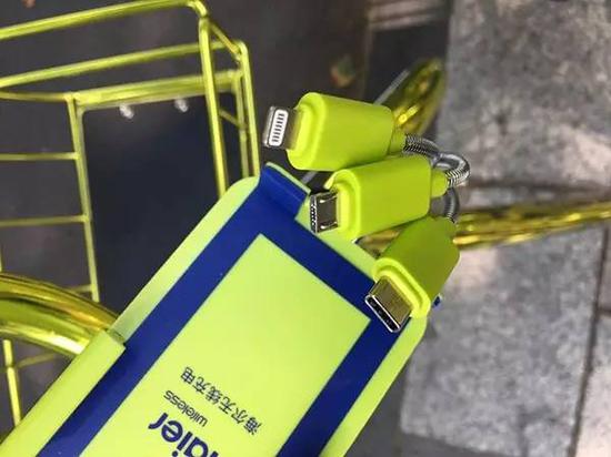 记者的iPhone 6 plus 放在充电支架上,刚好