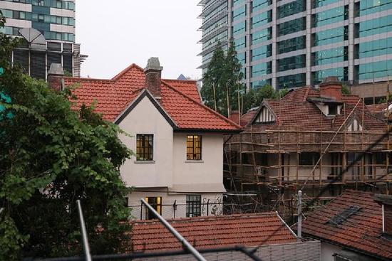 毗邻涉事建筑西侧的房屋,展现了巨鹿路888号附近老式建筑群的风貌(画面右侧老洋房系正常维修)。