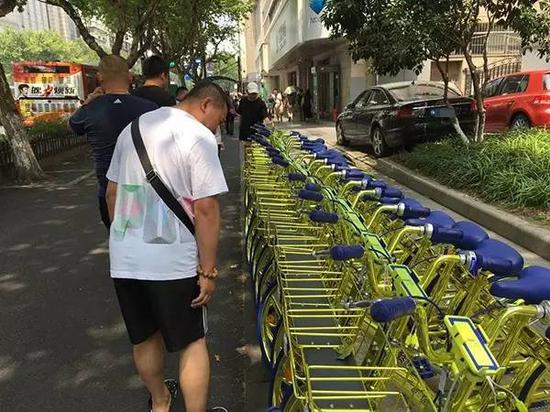 路过的人都好奇地停下来看一?></div> <div class=