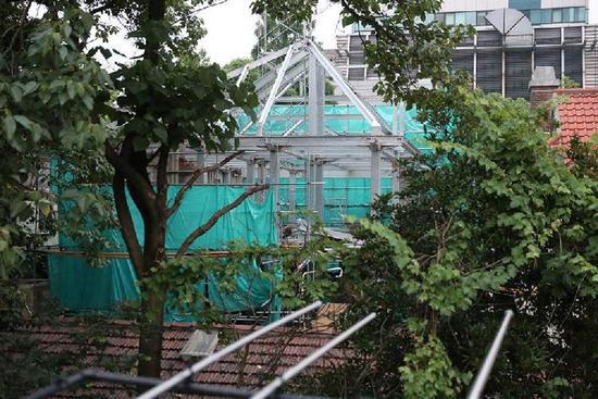 从涉事建筑北部向南望去,房屋原始风貌已荡然无存,满眼尽是现代金属结构。