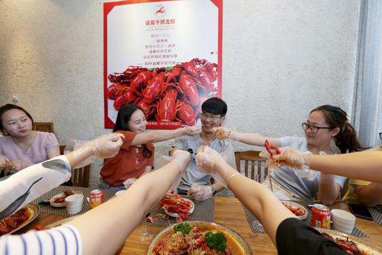 土豪班长请全班女生吃龙虾  叫来豪车助阵(视频) - 7