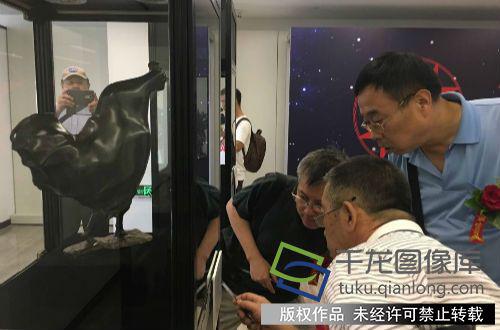  图为专家对参展作品进行考评。&nbsp;