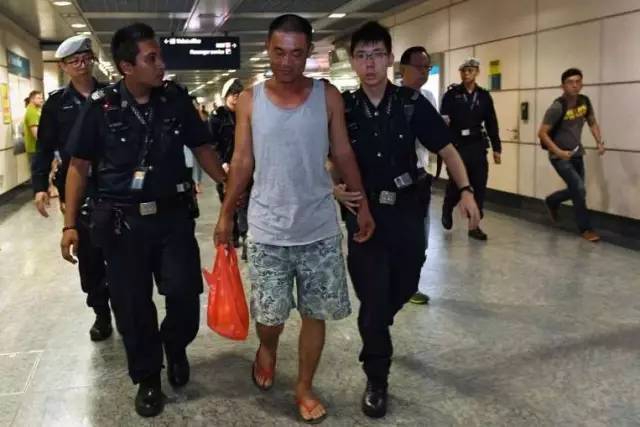 王建坡（音）从中国城买东西返回地铁站时被逮捕 图据新加坡亚洲新闻台
