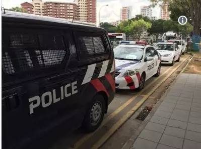 地铁站外多辆警察、救护车集结 图据Today