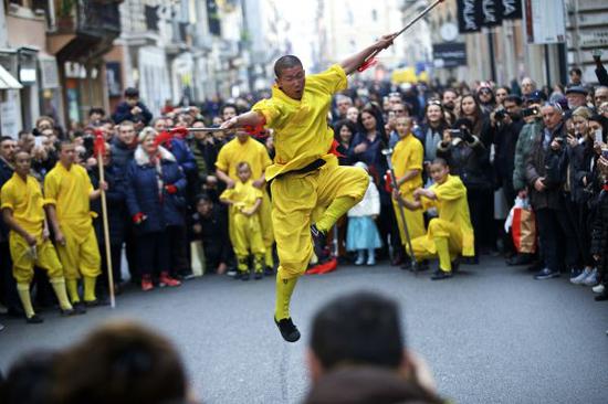 在意大利罗马，演员在游行中表演“中国功夫”，吸引数万市民、游客观看。新华社记者金宇摄