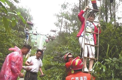 消防员营救被困游客。 韩攀攀摄