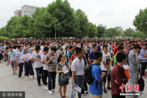 6月11日，湖北武汉，武汉理工大学自主招生考核在南湖校区举行，数千名考生参加了笔试。数千名考生加上送考家长，考场前人头攒动。 图片来源：视觉中国