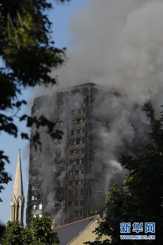 这是6月14日在英国伦敦拍摄的发生火灾的大楼。