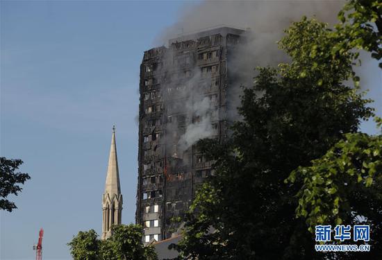 这是6月14日在英国伦敦拍摄的发生火灾的大楼。
