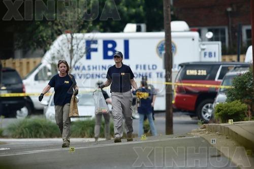  6月14日，美国联邦调查局人员在枪击案现场。（新华/法新）