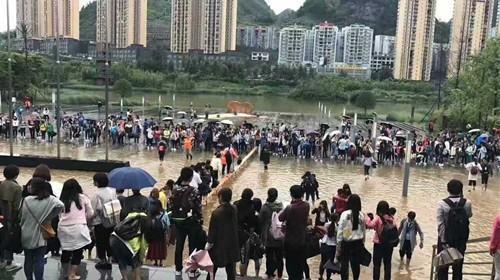 教学楼门前用凳子搭成的“桥” 图片来源自网络