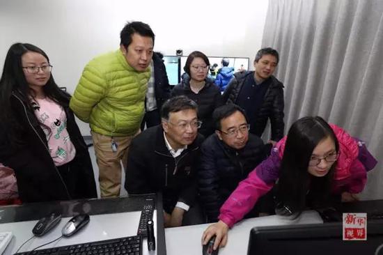  2016年12月22日，在云南丽江观测站，潘建伟（前排右二）、王建宇（前排左一）、彭承志（后排右一）、印娟（后排右二）等科研人员正在做实验。