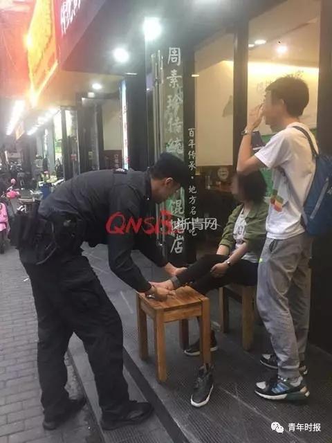 刘洋在查看伤势