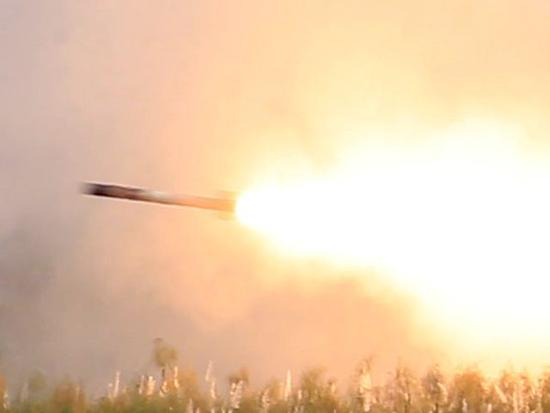  2016年10月10日，美军部队在美菲两栖登陆演习中发射火箭弹。（新华/路透）