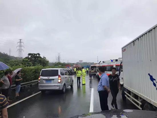 图文：粤赣高速2辆大客车相撞 3人当场死亡