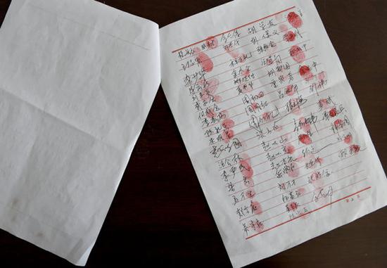 　这是安徽省霍邱县长集镇七里棚村村民集体按红手挽留从安徽省国贸集团下派到该村的第一书记罗炜（5月24日摄）。新华社记者 郭晨 摄