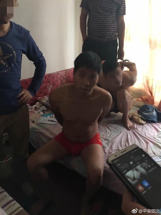 48a3449a652942bec7da820873f8b3c8.jpg 经侦查,民警发现余某等4人有重大作案嫌疑。警方为了引出余某,以女性身份通过聊天工具摇出余某,并获悉其已潜逃至江苏苏州。