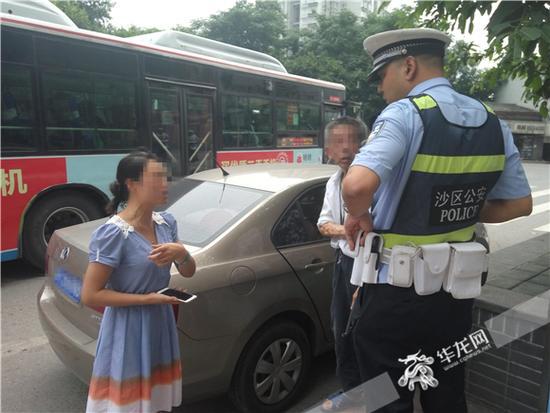 报警人庞某讲述自己尴尬的经历。记者张勇摄