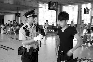 朱波正在盘查嫌疑人 通讯员供图