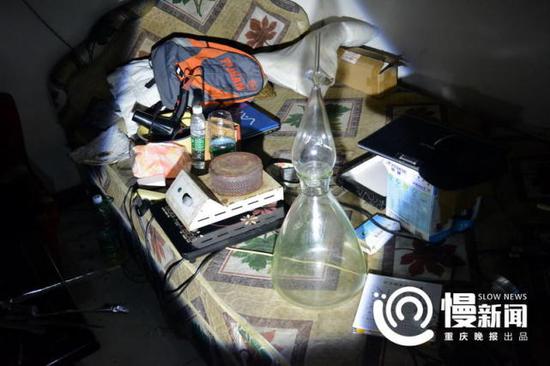 各种制毒工具堆放在床