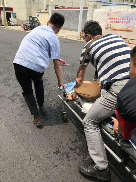 老人突然晕厥,途经医生伸援手