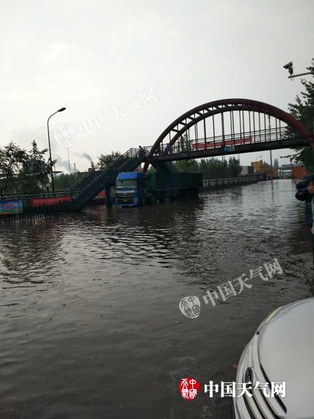 受降雨影响,今晨7点半唐山部分路段严重积水。