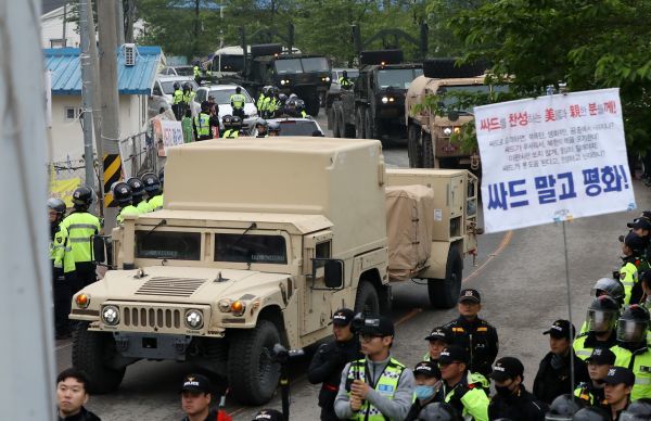 资料图片：2017年4月26日，在韩国庆尚北道星州郡，“萨德”反导系统部分装备在警察的护卫下陆续运往“萨德”系统部署地星州高尔夫球场。