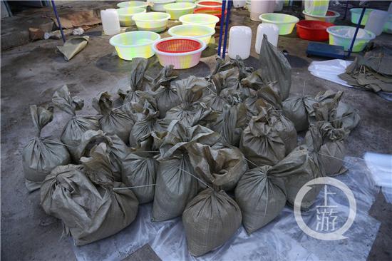 现场查获的毒品氯胺酮(K粉)成品、半成品。