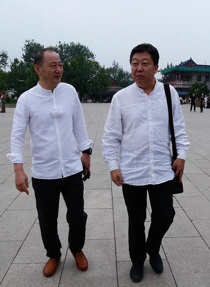 现身追悼会的宾客。