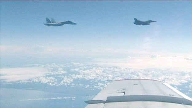 从俄防长乘坐的图-154飞机上拍摄的“拦截”事件视频截图，前为波兰F-16 战机，后为俄苏-27战机。