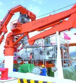 “蛟龙号”载人潜水器搭载向阳红09船停靠国家深海基地码头。本报记者 杨舒摄/灼烁图片