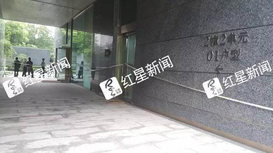 ▲事发住宅小区楼道内拉起了警戒线    图片来源：红星新闻