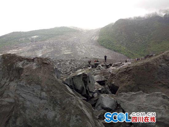 四川茂县发生山体高位垮塌河道堵塞2公里