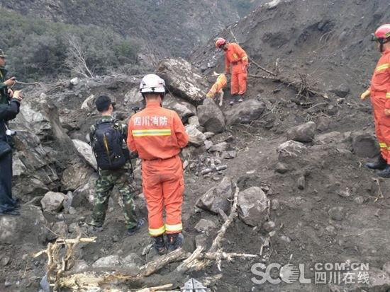茂县现场生命探测仪响起救援人员：仍期待奇迹
