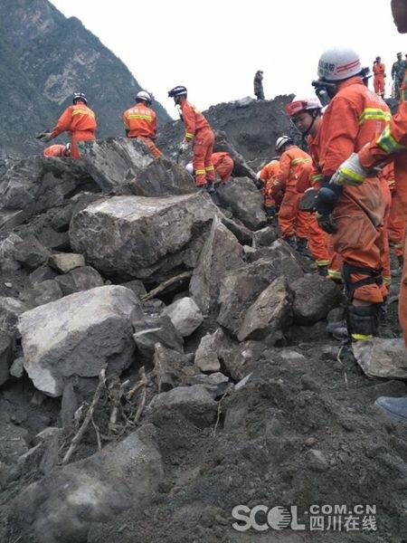 茂县现场生命探测仪响起救援人员：仍期待奇迹