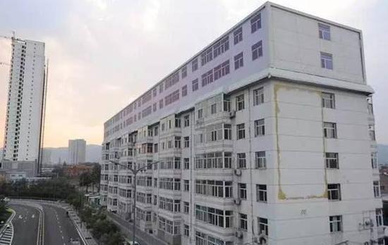 由于画面影响市容市貌,街道办在与小区居民沟通协商后,在当天下午便将这“两层楼”拆除。