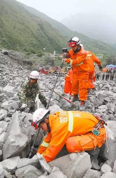 茂县山体垮塌:冲击力把遇难者遗体甩到河对岸